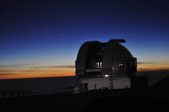 As portas se abrem para o telescópio iniciar suas observações noturnas, no topo do Mauna Kea, na Big island, no Hawaii